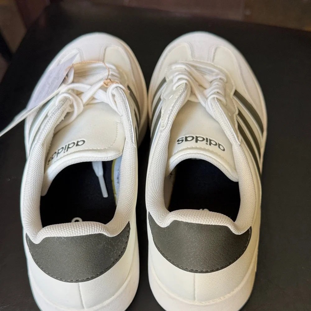 Adidas Men’s Cream &‎ Gray Low-Top Sneakers